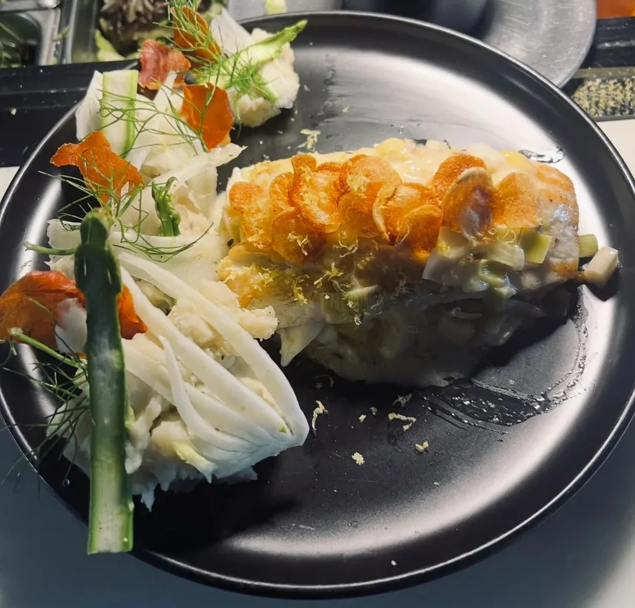 Seared fish with crispy garlic, fennel and asparagus